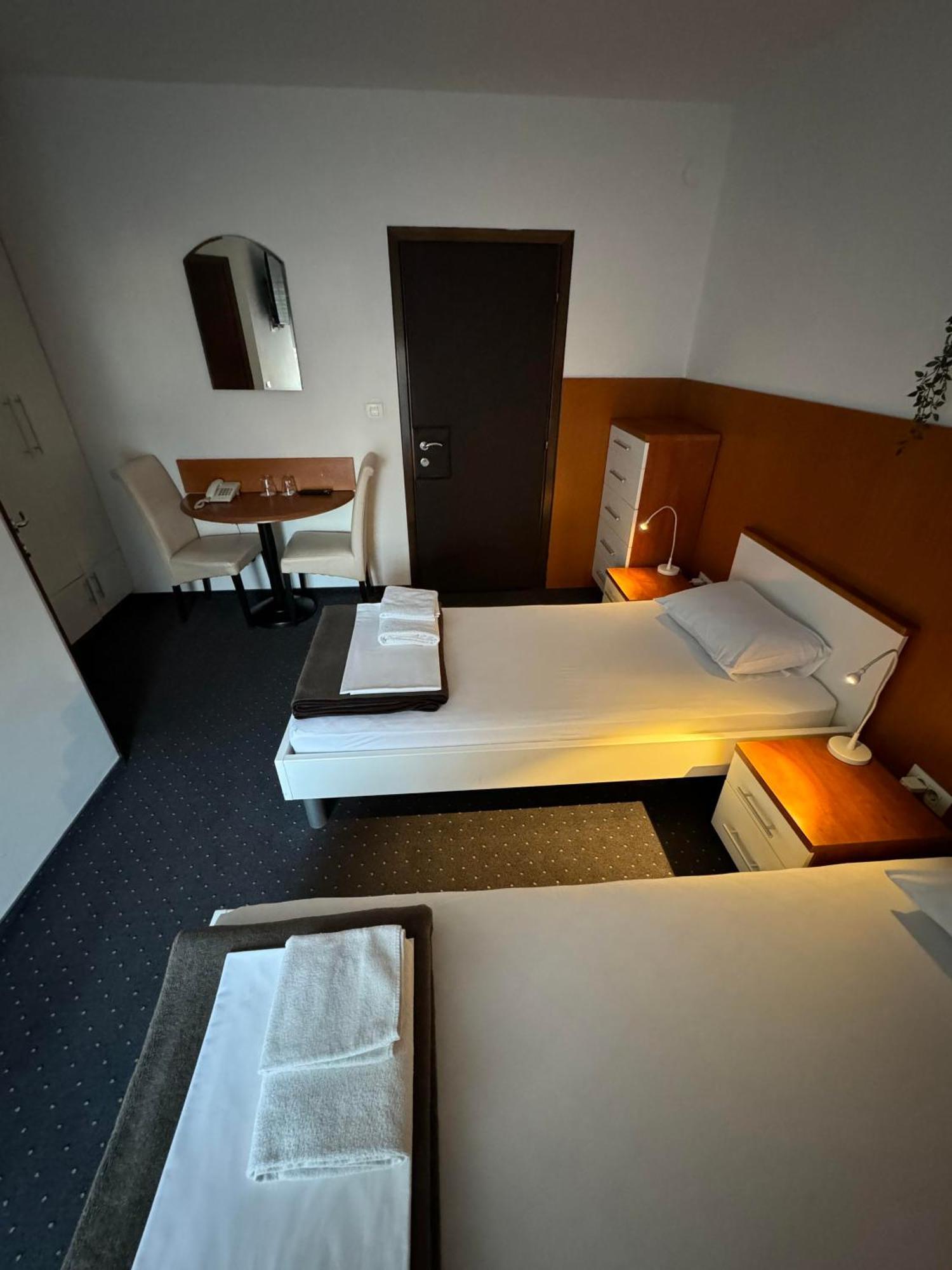 Pansion Komfor Fitea オシエク 部屋 写真