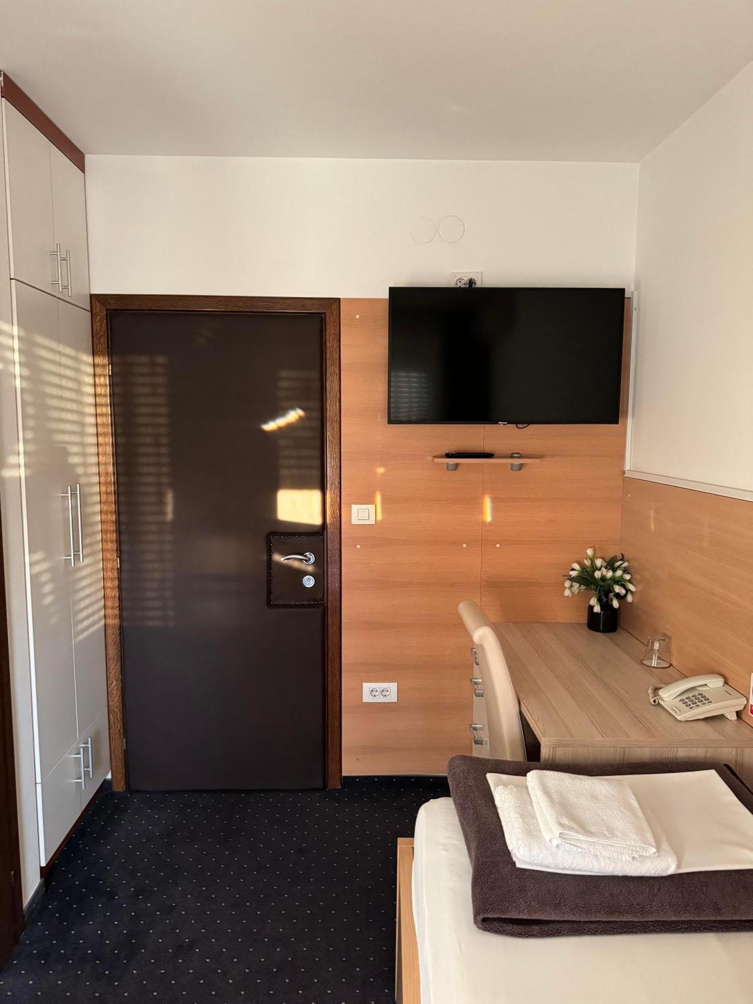 Pansion Komfor Fitea オシエク 部屋 写真